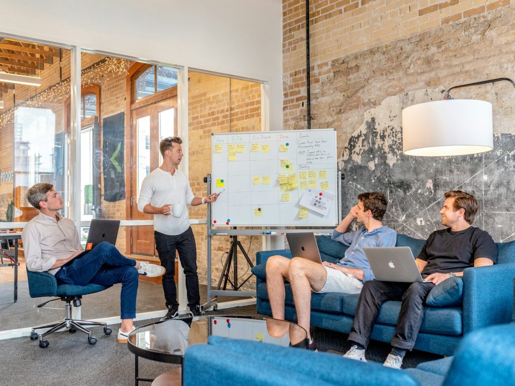 Recruiting-Team bei einer Besprechung im Büro